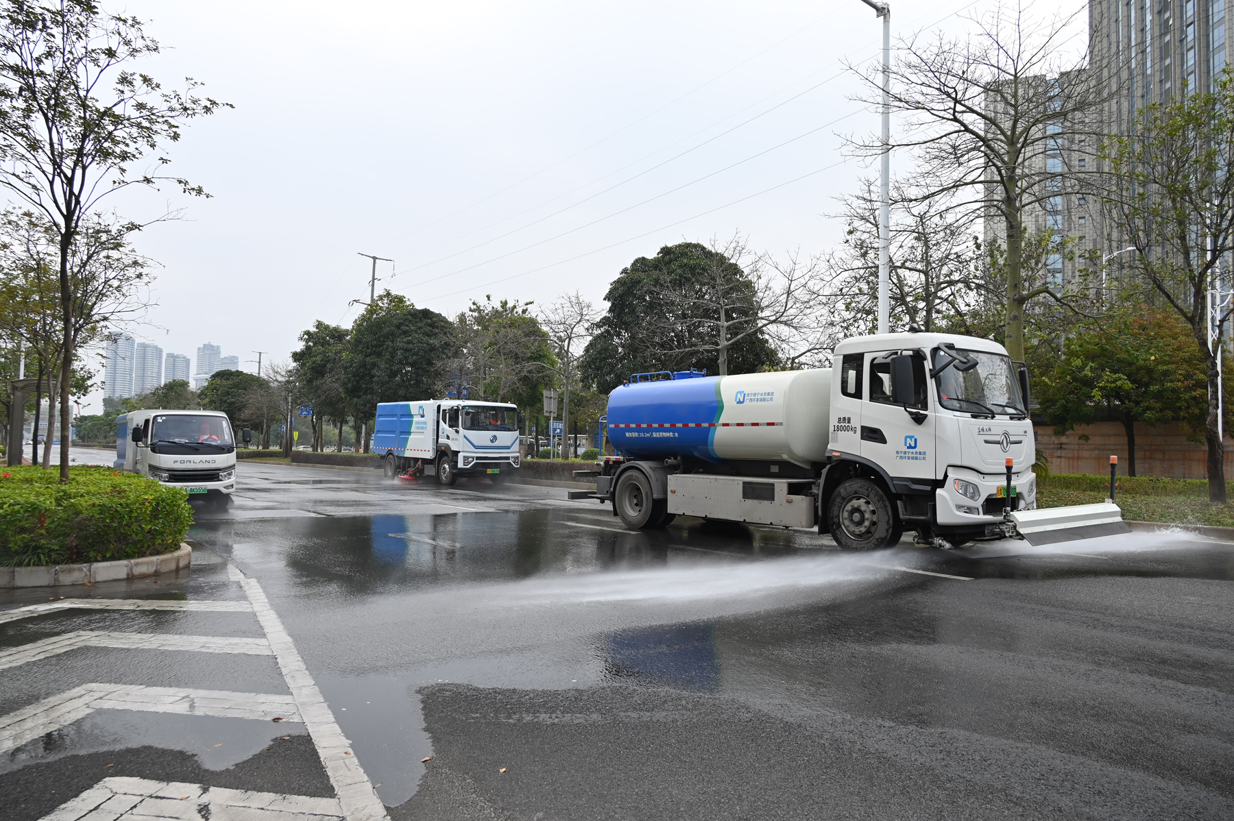 图为3台新能源车辆在道路上协同作业(唐淑婷摄)-1.jpg