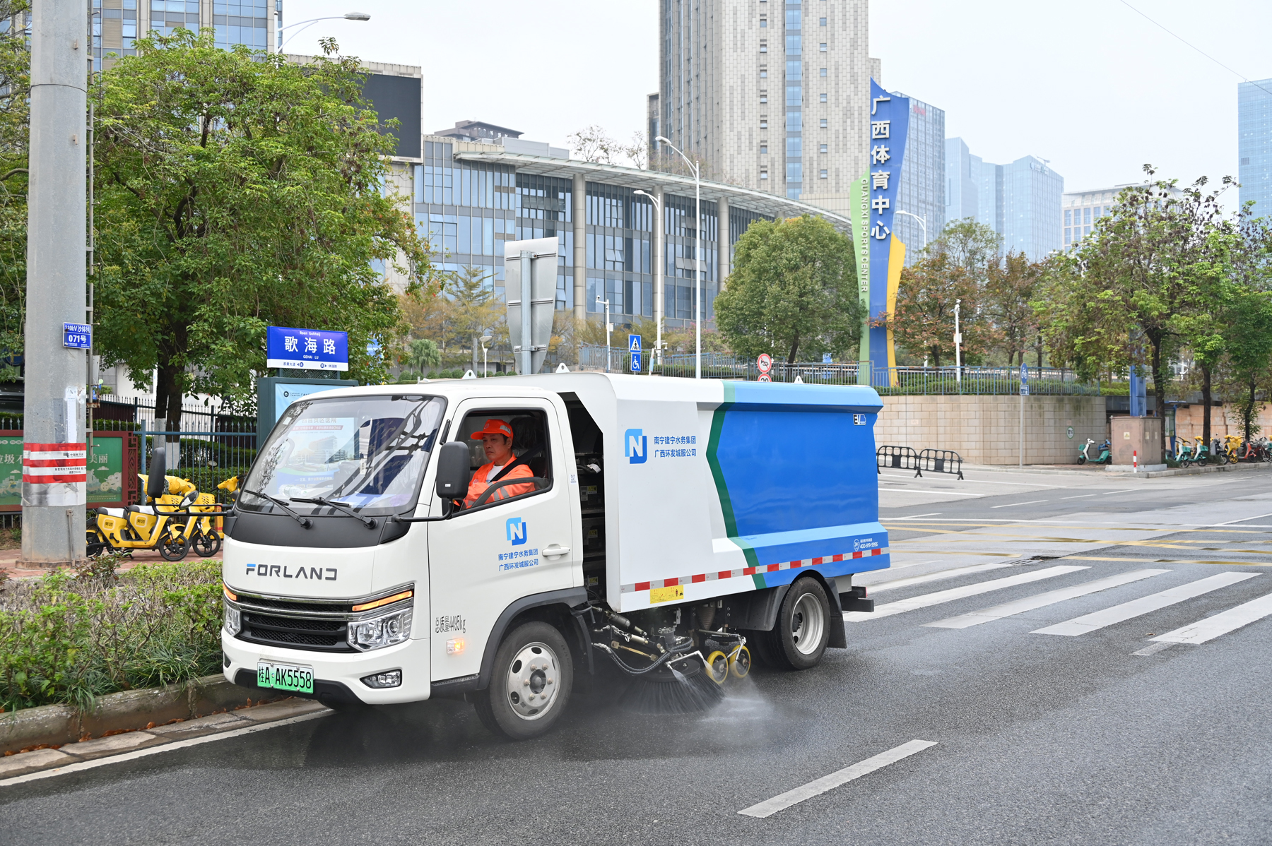 图为4吨纯电动洗扫车(唐淑婷摄)-1.jpg