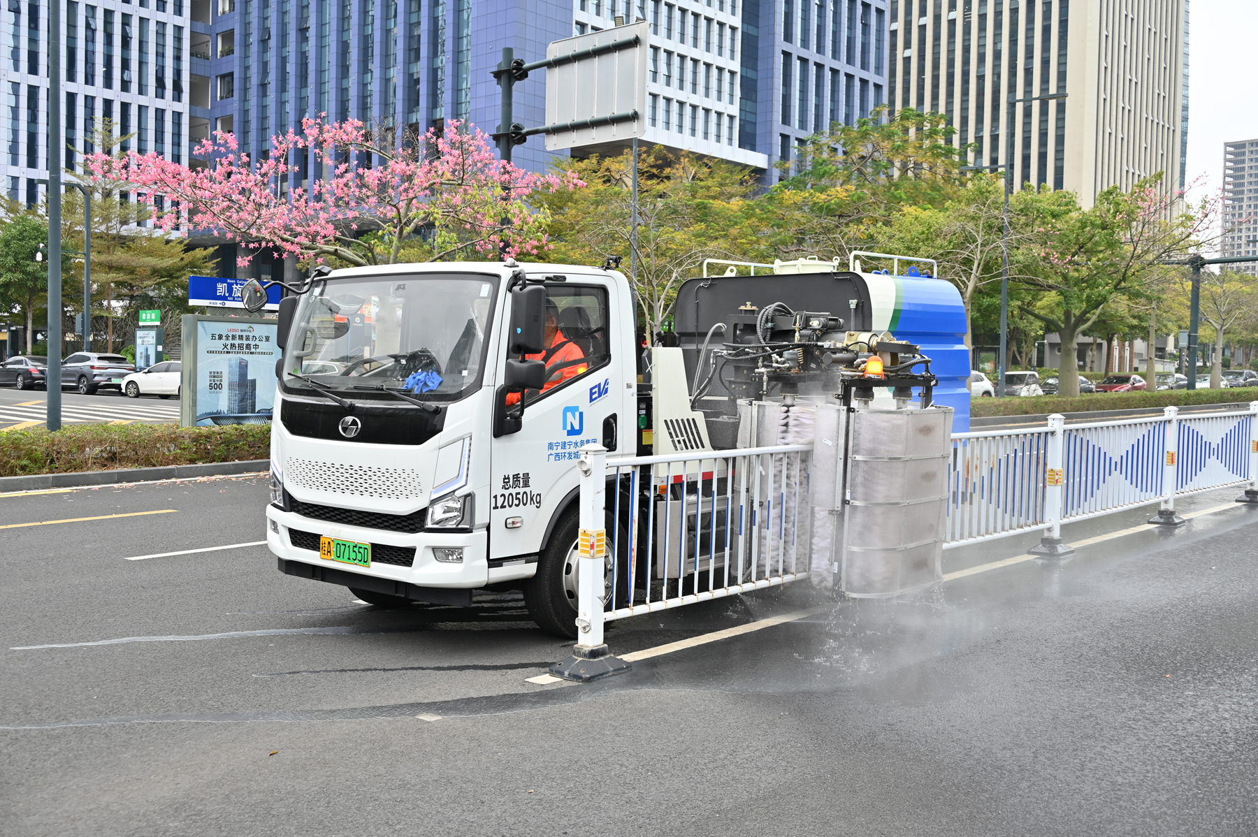 图为12吨纯电动护栏清洗车(唐淑婷摄)-1.jpg