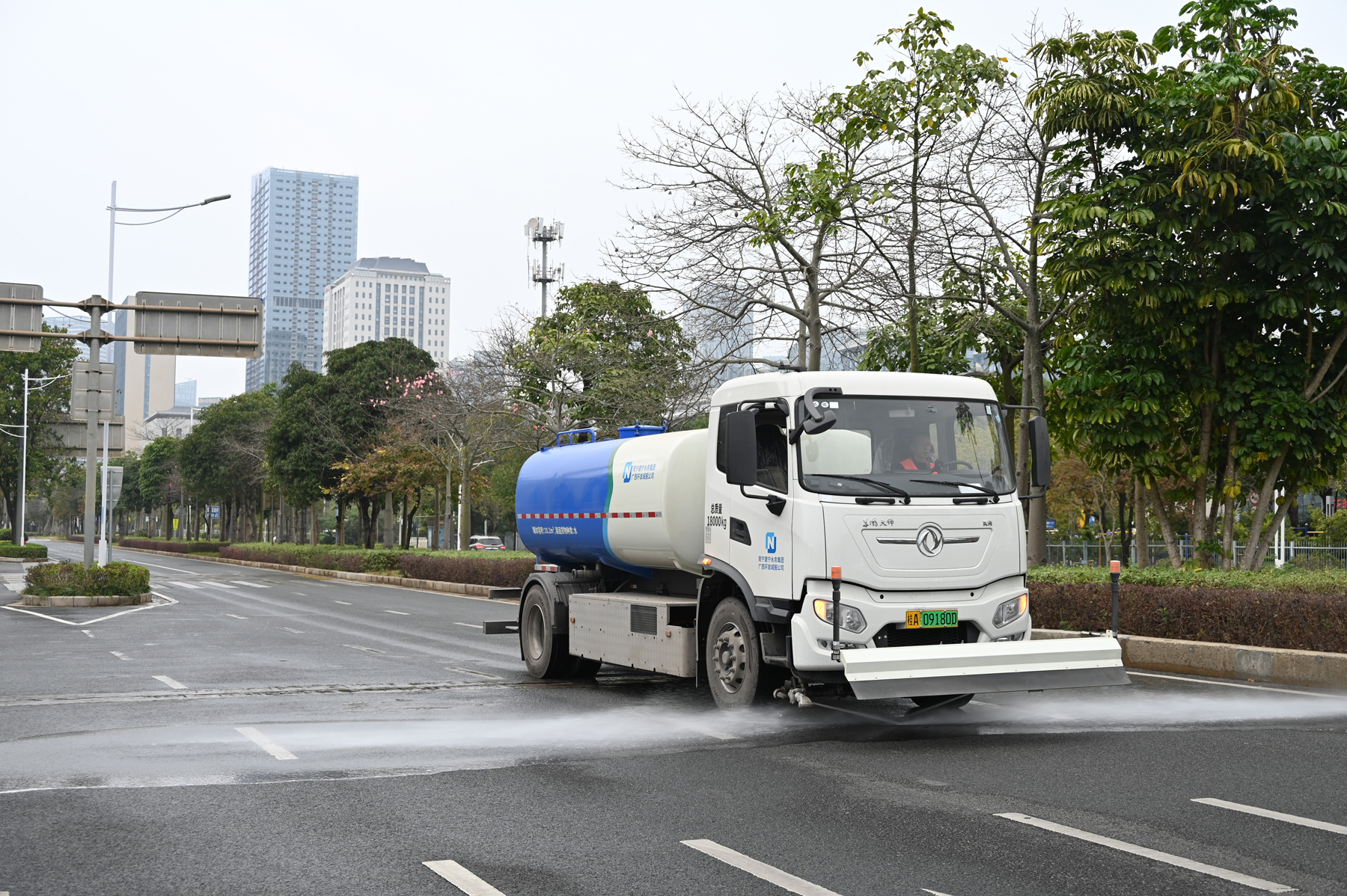 图为18吨纯电动高压清洗车(唐淑婷摄)-1.jpg